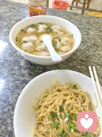 国庆是节假日，也是亲情团聚，亲友的沟通，朋友的寒暄，同事的祝贺，也是自己的快乐，什么身份在于你自己，自己做自己喜欢的事，成为想成为的人都是自己决定，你就是你，无可替代，别委屈自己，说出来就好