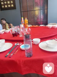 国庆是节假日，也是亲情团聚，亲友的沟通，朋友的寒暄，同事的祝贺，也是自己的快乐，什么身份在于你自己，自己做自己喜欢的事，成为想成为的人都是自己决定，你就是你，无可替代，别委屈自己，说出来就好