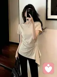 - 不必逼自己坚强，难过是很正常的。允许情绪流淌，允许自己慢慢来，我一直都在。配图