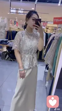 姐妹 
老公说他忙 就让他忙去吧 
别总是在内耗咱们自己 
告诉他
他忙的时候 咱们就去爱别人
他不忙了咱就拒绝所有人只爱他一个
他永远是见一个爱一个里面最爱的那个……配图