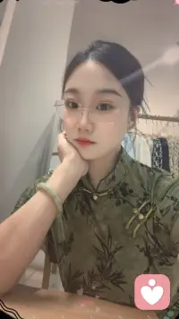 现在认识我 
我还可以跟你去逛个街 看个电影
去做你喜欢的事
再过几年 就不行了哦
睡醒就得去 排队领鸡蛋了……配图