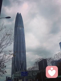 不用把同事当成“朋友”，也不用把同事当成“敌人”。大家只是在同一个环境里，为了各自的目标一起做事。保持尊重和距离，反而能减少很多不必要的内耗。