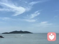 我们总在焦虑里赶路，忘了停下来看看日出日落。
晨光替你拨开迷茫，晚风替你抚平伤感，
不必逼自己立刻坚强，
跟着昼夜轮回，慢慢释怀、慢慢自愈，
人间朝暮，永远温柔渡人。配图