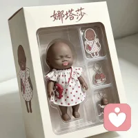 深度解析：为什么娜塔莎能成为当代成年人顶流解压好物
 
1. 丑萌反差感，自带情绪治愈buff
 
娜塔莎不是精致完美的网红玩偶，而是丑萌呆萌、自带松弛感的长相。
成年人生活里处处要精致、要强、伪装情绪，看多了完美人设，反而会被这种不刻意、不做作、有点憨憨的长相治愈。
不用迎合审美、不用端着，看着它就会不自觉放松内心紧绷的神经。
 
2. 物理解压：触觉宣泄情绪，代替内耗
 
它是慢回弹材质，软乎乎可揉捏、可挤压。
成年人很多负面情绪没法对外发泄、不能跟人倾诉、只能自己憋着。
捏揉娜塔莎的过程，是肢体情绪宣泄：烦躁、焦虑、压力、委屈，都能通过指尖发力释放出来，不用吵架、不用emo，靠触觉就能平复情绪，替代精神内耗。
 
3. 无声树洞感，绝对安全的情绪寄托
 
它不会说话、不会评判、不会泄密。
成年人大多孤独，很多心事不能跟家人说、不能跟朋友讲、更不能发朋友圈。
娜塔莎像一个专属私密树洞，安静陪伴，接纳你所有低落、脆弱、矫情的时刻，不用伪装坚强，允许自己偶尔软弱。
 
4. 可换装可DIY，满足心理掌控感
 
自带娃衣、可化妆、可随意搭配造型。
现实生活里，成年人大多身不由己，很多事无法掌控；
但在给娜塔莎换装、打扮的过程里，完全由自己做主，能自由创造、随心搭配，满足内心的掌控欲和创作欲，获得小小的成就感。
 
5. 低成本治愈，适配普通人的情绪刚需
 
不用花大价钱、不用出门、不用刻意安排时间。
桌面、床头、包包随手可放，随时随地都能摸一摸、捏一捏。
当代成年人压力大、时间碎、预算有限，低成本、随时可治愈的小物件，刚好契合大众的情绪刚需。
 
6. 小众不尴尬，守住成年人的独处体面
 
不像大型玩偶显得幼稚，娜塔莎小巧低调，摆在身边不突兀。
既能满足内心的柔软与童心，又不会显得矫情、幼稚，在成年人的体面和内心童真之间找到了完美平衡点。
 
7. 情感寄托：填补成年人的孤独感
 
现代人普遍独居、内心孤独、人际疏离。
一只小小的娜塔莎，是低负担的情绪陪伴，不用经营关系、不用费心维系，却能悄悄消解孤独，给内心一点温柔的支撑。
 
 
 
总结：
娜塔莎爆火，不是因为颜值，而是精准戳中了成年人的压力、孤独、压抑、渴望松弛、想要被无声接纳的心理刚需；既是物理解压玩具，更是现代人的情绪精神小寄托。配图