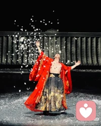 从“公狗文化”到女性性思想解放：一场双向的性别意识破局
 
公狗剧场新中式舞蹈秀《叹春风》。当“公狗”二字跳出粗鄙的标签，成为一种直面欲望、解构性别枷锁的文化符号时，我们得以看见：当代性别观念的流动，正在从男性直白的欲望表达，走向女性对自我身体、情欲、思想的完整解放。
 
长久以来，社会默认一套扭曲的性别潜规则：男性的欲望被默许、被纵容，甚至被调侃为“公狗式本能”，直白、外放、不加掩饰；而女性的情欲、身体感受、性思想，始终被禁锢在羞耻、隐忍、被动的框架里。女性被规训要纯洁、克制、顺从，不能直白谈论欲望，不能正视身体需求，连爱与欲的表达，都要裹上道德、体面、世俗眼光的枷锁。这种不对等，本质是父权规训下，性别权力的单向倾斜。
 
“公狗文化”最初带着戏谑与粗粝，它撕开了男性欲望的遮羞布，却也反向照见了女性长久的压抑。当男性可以坦然释放本能，女性却要为自己的欲望感到愧疚；当男性掌控亲密关系的主导权，女性只能被动迎合。这种割裂，让女性长期在自我否定中内耗：既不敢正视身体本能，也不敢承认真实的情感需求，将性思想等同于羞耻，将自我感受让位于他人的评判。
 
而女性性思想的解放，恰恰是对这套规训的彻底反叛。
它不是放纵，而是夺回身体主权：不再用世俗的贞洁标准捆绑自己，正视欲望是人的本能，与道德无关；不再将亲密关系当作依附的筹码，而是追求平等、自愿、双向的身心契合。
它不是对抗男性，而是打破性别枷锁：男性可以坦然流露本能，女性也可以自由表达感受；男性不必被“强势、占有”绑架，女性也不必被“柔弱、隐忍”束缚。正如公狗剧场用直白、张扬、极具生命力的舞台，解构传统男性符号；女性也在打破“被动者”的身份，完成从客体到主体的觉醒。
 
真正的性别平等，从来不是一方压制另一方。
“公狗文化”撕开了欲望的虚伪假面，而女性的性思想解放，完成了自我的完整重塑。我们终于明白：欲望无分性别，感受不分高低，每个人都有权正视自己的本能，接纳自己的情欲，掌控自己的身体。
当男性放下掌控的执念，女性挣脱羞耻的枷锁，欲望不再是禁忌，身体不再是枷锁，思想不再被规训，这才是性别意识真正的双向奔赴。配图