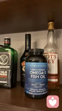 酒精vs褪黑素：两种助眠方式的心理学真相，别再睡错了
 
当代成年人的焦虑，大多藏在深夜的失眠里。辗转难眠的夜晚，无数人陷入两种助眠选择：要么小酌一杯，靠微醺快速犯困；要么吞服一粒褪黑素，借助外物调节作息。
 
在大众认知里，二者都是“快速入睡神器”，但从心理学和睡眠科学角度来看，酒精是“虚假助眠”，褪黑素是“科学调眠” 。两种方式看似殊途同归，实则对大脑状态、睡眠结构、心理情绪的影响天差地别，长期误用只会加重失眠内耗。

睡眠是身心修复的最低成本方式，也是治愈情绪的良药。
 
酒精带来的短暂昏睡，是透支未来的虚假放松；褪黑素带来的节律修复，是善待身心的科学自愈。真正的助眠，从来不是强行让大脑关机，而是让身心自然松弛、顺应昼夜规律。
 
戒掉假性助眠的侥幸，告别深夜的身心内耗，规律作息、稳定心态，才是治愈失眠、安放情绪的终极答案。配图