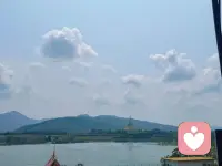 接纳不完美，才是人生的必修课。

不必逼自己事事圆满，有缺憾才真实，有软肋才鲜活。允许犯错、允许失意、允许偶尔掉队，你不必活成别人眼里的标准答案。

和自己和解，放下苛责，用心拥抱当下的每一面，平凡也自有光芒。配图
