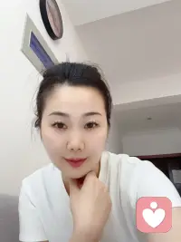 沟通是感情的桥梁。不要试图让对方去猜你的心思，有话直说，坦诚表达感受，及时化解误会，避免因冷战或猜疑消耗彼此的感情。配图