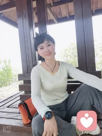 你是不是也这样：
白天装作没事，晚上偷偷崩溃；
别人觉得你很独立、很能干，只有你知道，你只是不敢示弱。
你怕一放松，事情就乱了；
你一脆弱，就没人托住你了。
久而久之，你连“我好累”都不好意思说。
累不是失败，是你一直在往前走。
允许自己喘口气，停下来不是放弃，是为了走更远。
你不用一直发光，偶尔暗淡一点，也完全值得被爱。
你很棒，再坚持一下，一切都会越来越好。配图
