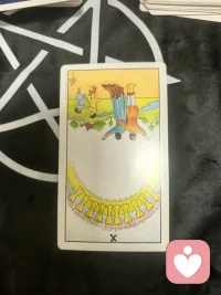 🔮 感情修复塔罗解读（圣杯十逆位、宝剑首牌逆位、权杖三正位）
 
这组牌精准描绘了你当前感情修复的困境、核心阻碍与未来方向，我们一张一张拆解：
 
 
 
1. 现状：圣杯十 逆位
 
圣杯十正位象征圆满的亲密关系、家庭般的归属感，逆位时这份“完美”彻底崩塌。
 
- 现状解读：你们的关系正处于信任与安全感的全面破裂期，过去共同憧憬的未来、彼此的承诺，如今都变成了失望与隔阂。可能是长期的沟通缺失、现实矛盾，或是一次重大的情感背叛，让双方都失去了对这段关系的“归属感”，甚至对彼此的未来产生了“我们再也回不到过去”的无力感。
​
- 关键信号：逆位的圣杯十也提醒你，这段关系里的“问题”并非突然出现，而是长期被忽视的矛盾积累爆发，你可能一直用“表面和平”掩盖了真实的不满，直到现在彻底失控。
 
 
 
2. 核心阻碍：宝剑首牌 逆位
 
宝剑首牌正位代表清晰的沟通、理性的决策与直面问题的勇气，逆位时则是混乱、误解与逃避。
 
- 阻碍解读：这是你们修复关系最大的绊脚石——沟通的彻底失效。要么是双方都带着情绪，一开口就争吵、翻旧账，根本无法理性对话；要么是一方/双方都选择沉默、冷战，用逃避代替解决问题。
​
- 深层影响：逆位的宝剑首牌也暗示，你们对这段关系的认知出现了严重偏差，甚至有人抱着“破罐子破摔”的心态，或是被外界的流言、他人的意见干扰，无法看清关系本身的问题，更谈不上做出修复的决定。
 
 
 
3. 未来方向：权杖三 正位
 
权杖三正位代表远见、规划与主动的探索，它给这段关系的修复指明了出路。
 
- 方向解读：修复的关键在于跳出当下的情绪内耗，用长远的视角规划关系。权杖三的人物望着远方的大海，代表你需要先想清楚：你真正想要的是什么？这段关系的核心矛盾是什么？你愿意为修复付出什么？
​
- 行动指引：它也鼓励你主动迈出一步，但不是盲目求和，而是带着清晰的目标去沟通——比如坦诚地说出你对这段关系的期待，同时也给对方表达的空间，一起探索解决问题的新方式，而不是重复过去的错误模式。
 
 
 
📌 整体结论与修复建议
 
这组牌不是“判死刑”，而是在告诉你：你们的关系虽然破碎，但还有修复的可能，只是必须先打破现在的僵局。
 
1. 先止损情绪内耗：停止争吵、停止冷战，也不要过度回忆过去的甜蜜/伤害，先给彼此一点冷静的空间，避免让逆位宝剑首牌的混乱继续发酵。
​配图
