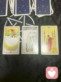 🔮 感情修复塔罗解读（圣杯十逆位、宝剑首牌逆位、权杖三正位）
 
这组牌精准描绘了你当前感情修复的困境、核心阻碍与未来方向，我们一张一张拆解：
 
 
 
1. 现状：圣杯十 逆位
 
圣杯十正位象征圆满的亲密关系、家庭般的归属感，逆位时这份“完美”彻底崩塌。
 
- 现状解读：你们的关系正处于信任与安全感的全面破裂期，过去共同憧憬的未来、彼此的承诺，如今都变成了失望与隔阂。可能是长期的沟通缺失、现实矛盾，或是一次重大的情感背叛，让双方都失去了对这段关系的“归属感”，甚至对彼此的未来产生了“我们再也回不到过去”的无力感。
​
- 关键信号：逆位的圣杯十也提醒你，这段关系里的“问题”并非突然出现，而是长期被忽视的矛盾积累爆发，你可能一直用“表面和平”掩盖了真实的不满，直到现在彻底失控。
 
 
 
2. 核心阻碍：宝剑首牌 逆位
 
宝剑首牌正位代表清晰的沟通、理性的决策与直面问题的勇气，逆位时则是混乱、误解与逃避。
 
- 阻碍解读：这是你们修复关系最大的绊脚石——沟通的彻底失效。要么是双方都带着情绪，一开口就争吵、翻旧账，根本无法理性对话；要么是一方/双方都选择沉默、冷战，用逃避代替解决问题。
​
- 深层影响：逆位的宝剑首牌也暗示，你们对这段关系的认知出现了严重偏差，甚至有人抱着“破罐子破摔”的心态，或是被外界的流言、他人的意见干扰，无法看清关系本身的问题，更谈不上做出修复的决定。
 
 
 
3. 未来方向：权杖三 正位
 
权杖三正位代表远见、规划与主动的探索，它给这段关系的修复指明了出路。
 
- 方向解读：修复的关键在于跳出当下的情绪内耗，用长远的视角规划关系。权杖三的人物望着远方的大海，代表你需要先想清楚：你真正想要的是什么？这段关系的核心矛盾是什么？你愿意为修复付出什么？
​
- 行动指引：它也鼓励你主动迈出一步，但不是盲目求和，而是带着清晰的目标去沟通——比如坦诚地说出你对这段关系的期待，同时也给对方表达的空间，一起探索解决问题的新方式，而不是重复过去的错误模式。
 
 
 
📌 整体结论与修复建议
 
这组牌不是“判死刑”，而是在告诉你：你们的关系虽然破碎，但还有修复的可能，只是必须先打破现在的僵局。
 
1. 先止损情绪内耗：停止争吵、停止冷战，也不要过度回忆过去的甜蜜/伤害，先给彼此一点冷静的空间，避免让逆位宝剑首牌的混乱继续发酵。
​配图