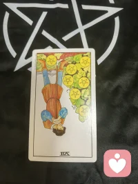 💡 综合解读：你的感情现状
 
这组牌串起来，讲了一个很清晰的故事：
你带着过去的伤痛，小心翼翼地经营着这段感情，付出了很多，却没有得到想要的回应，慢慢变得疲惫、焦虑，甚至开始怀疑自己，也失去了原本的自信和热情。关系就像一盆失去了阳光的植物，因为你的情绪内耗和状态失衡，慢慢失去了活力。
 
✨ 给你的建议
 
1. 先卸下防御，看清自己的真实需求：你现在的防备心，其实是在保护自己，但也挡住了对方靠近的路。试着问问自己，你害怕的到底是这段关系，还是过去的伤痛？只有先疗愈自己的不安，才能真正投入一段健康的关系。
​
2. 停止无意义的自我消耗：星币七逆位提醒你，不是所有付出都能立刻看到结果，也不是所有付出都值得。如果这段关系里，你一直单方面付出却得不到回应，不如停下来，重新评估这段关系是否值得你继续投入。
​
3. 找回你的权杖皇后能量：逆位的权杖皇后，其实是在提醒你，先把注意力放回自己身上。重新找回你的自信和热情，去做让自己开心的事，而不是围着对方转。当你重新发光的时候，关系的状态也会跟着改变。
 
 
 
塔罗只是给你提供一个看清现状的视角，最终的选择权，永远在你自己手里。配图