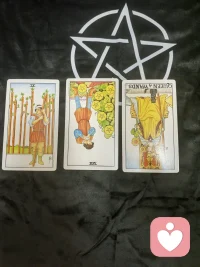 💡 综合解读：你的感情现状
 
这组牌串起来，讲了一个很清晰的故事：
你带着过去的伤痛，小心翼翼地经营着这段感情，付出了很多，却没有得到想要的回应，慢慢变得疲惫、焦虑，甚至开始怀疑自己，也失去了原本的自信和热情。关系就像一盆失去了阳光的植物，因为你的情绪内耗和状态失衡，慢慢失去了活力。
 
✨ 给你的建议
 
1. 先卸下防御，看清自己的真实需求：你现在的防备心，其实是在保护自己，但也挡住了对方靠近的路。试着问问自己，你害怕的到底是这段关系，还是过去的伤痛？只有先疗愈自己的不安，才能真正投入一段健康的关系。
​
2. 停止无意义的自我消耗：星币七逆位提醒你，不是所有付出都能立刻看到结果，也不是所有付出都值得。如果这段关系里，你一直单方面付出却得不到回应，不如停下来，重新评估这段关系是否值得你继续投入。
​
3. 找回你的权杖皇后能量：逆位的权杖皇后，其实是在提醒你，先把注意力放回自己身上。重新找回你的自信和热情，去做让自己开心的事，而不是围着对方转。当你重新发光的时候，关系的状态也会跟着改变。
 
 
 
塔罗只是给你提供一个看清现状的视角，最终的选择权，永远在你自己手里。配图