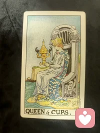 💡 整体解读与建议
 
这段关系的核心矛盾，是“感性的你”和“理性的对方”之间的节奏错位：
你带着满满的温柔和共情进入关系，而对方却习惯用理性和规则处理感情，导致你感受到的浪漫和热情在慢慢流失，甚至开始怀疑对方的心意。
 
1. 不要用自己的标准绑架对方：对方的理性不是不爱，只是他/她表达爱的方式和你不同。与其期待对方变成热情的“圣杯骑士”，不如试着接受他/她的冷静，用更直接的方式说出你的情感需求（比如“我需要你多跟我说说话，而不是只讲道理”）。
​
2. 守住自己的情绪边界：圣杯王后的温柔不是软弱，不要因为对方的冷淡就否定自己的价值，也不要为了迎合对方而压抑自己的情绪。你的感受同样重要，需要被看见和尊重。
​
3. 警惕关系里的“假性亲密”：圣杯骑士逆位也提醒你，不要只靠回忆里的热情支撑这段关系。如果对方长期回避情感沟通、承诺不兑现，甚至开始敷衍你的需求，就要及时止损，不要沉溺在过去的美好里。配图