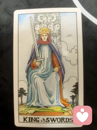 💡 整体解读与建议
 
这段关系的核心矛盾，是“感性的你”和“理性的对方”之间的节奏错位：
你带着满满的温柔和共情进入关系，而对方却习惯用理性和规则处理感情，导致你感受到的浪漫和热情在慢慢流失，甚至开始怀疑对方的心意。
 
1. 不要用自己的标准绑架对方：对方的理性不是不爱，只是他/她表达爱的方式和你不同。与其期待对方变成热情的“圣杯骑士”，不如试着接受他/她的冷静，用更直接的方式说出你的情感需求（比如“我需要你多跟我说说话，而不是只讲道理”）。
​
2. 守住自己的情绪边界：圣杯王后的温柔不是软弱，不要因为对方的冷淡就否定自己的价值，也不要为了迎合对方而压抑自己的情绪。你的感受同样重要，需要被看见和尊重。
​
3. 警惕关系里的“假性亲密”：圣杯骑士逆位也提醒你，不要只靠回忆里的热情支撑这段关系。如果对方长期回避情感沟通、承诺不兑现，甚至开始敷衍你的需求，就要及时止损，不要沉溺在过去的美好里。配图