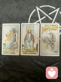 💡 整体解读与建议
 
这段关系的核心矛盾，是“感性的你”和“理性的对方”之间的节奏错位：
你带着满满的温柔和共情进入关系，而对方却习惯用理性和规则处理感情，导致你感受到的浪漫和热情在慢慢流失，甚至开始怀疑对方的心意。
 
1. 不要用自己的标准绑架对方：对方的理性不是不爱，只是他/她表达爱的方式和你不同。与其期待对方变成热情的“圣杯骑士”，不如试着接受他/她的冷静，用更直接的方式说出你的情感需求（比如“我需要你多跟我说说话，而不是只讲道理”）。
​
2. 守住自己的情绪边界：圣杯王后的温柔不是软弱，不要因为对方的冷淡就否定自己的价值，也不要为了迎合对方而压抑自己的情绪。你的感受同样重要，需要被看见和尊重。
​
3. 警惕关系里的“假性亲密”：圣杯骑士逆位也提醒你，不要只靠回忆里的热情支撑这段关系。如果对方长期回避情感沟通、承诺不兑现，甚至开始敷衍你的需求，就要及时止损，不要沉溺在过去的美好里。配图