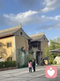 危险来临之时，鸵鸟埋头沙里，
假装万事太平。逃避解决不了问题，
只会让隐患不断累积，直面困境，
才是破局的开始。配图