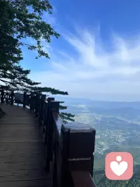 许自己偶尔低落，不必时刻坚强，好好善待内心，才是一生的必修课🌿
​
不和生活较劲，不跟自己内耗，心放宽了，日子自然就顺了✨
​
 生活难免有风雨，稳住情绪，沉淀自己，慢慢来，一切都会慢慢变好
​
4不必追赶别人的脚步，你有自己的节奏，平凡安稳，亦是人间圆满
​
 放过纠结的过往，接纳不完美的自己，往后余生，向阳而生，自在心安
​
情绪向内释怀，日子向阳生长，所有难熬的时刻，终会温柔落幕
​
你不必光芒万丈，但一定要温暖自己，好好爱自己，永远置顶人生
​
凡事看淡，心事放缓，保持一份从容与温柔，静待岁月馈赠美好配图