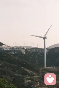人这一生，总会有几段步履匆匆、心事重重的时刻。会迷茫，会疲惫，会忍不住怀疑自己。但请记得，不必逼自己时刻坚强，偶尔脆弱也没关系。
 
好好吃饭，好好睡觉，慢慢消化情绪。那些跨不过去的坎、解不开的结，时间都会悄悄抚平。愿你往后，眼里有笑意，心中有安稳，和生活温柔相拥。配图