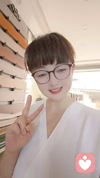 此刻的心情像被春风吹开的花，连呼吸都带着甜！想把这份舒畅揉进风里，吹向每一个忙碌的人，如果你心里有乌云，我愿当你的小太阳用快乐驱散阴霾，让我们一起把日子过成糖……配图