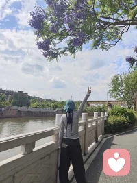 愉快的一天开始了，希望每个朋友每天都能保持愉悦的心情。
有的时候生活总是会让我们感到无力，无奈，比如说孩子今天不听话了，比如说今天和同事不开心了等等。有的时候我们会很坚强，感觉是无坚不摧，有的时候也会为一点点小事伤心难过，这都是生活的常态。
我们每个人面对困难，或者说面对自己的无奈纠结，都需要一个倾诉的地方，比如说一个树洞，有的话可能就是对身边的人不知道怎么说出口，但是我们可以找一个诉说的地方，把我们的烦恼，我们的焦虑，我们的纠结或者我们的痛苦说出来，生活就会越来越美好，不要把这些不好的东西放在心里面，成为压垮我们的稻草。
加油，朋友，希望你今天开心顺利！配图
