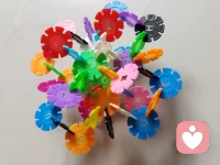孩子插花片，掉了就笑一笑，重新开始。这种“不惧失败、专注过程”的心态，正是心理学所说的“成长型思维”。成年人若能像孩子一样，把生活看作可以随时调整的花片，允许倒塌，接纳不完美，就能从焦虑中解脱，找回内心的松弛与治愈。配图