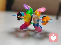 孩子插花片，掉了就笑一笑，重新开始。这种“不惧失败、专注过程”的心态，正是心理学所说的“成长型思维”。成年人若能像孩子一样，把生活看作可以随时调整的花片，允许倒塌，接纳不完美，就能从焦虑中解脱，找回内心的松弛与治愈。配图