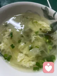 允许自己所有的难过、疲惫与不甘，不必逼着自己立刻坚强。那些压在心底的委屈、遗憾、无人理解的孤单，都不用强行藏起来。你不用事事完美，不用讨好任何人，不用因为一时的困顿否定自己。

过去的伤痛、走散的人、没如愿的事，都只是人生一段经历，不能定义你的全部。好好抱抱此刻脆弱的自己，你已经撑了很久，足够辛苦了。
