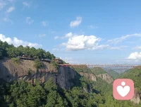 问大家个问题啊，你觉得目的地重要，还是沿途的风景重要？你看，我们爬山的时候会觉得登顶特别重要，但是当我们登顶之后呢，我们又会发现沿途的风景比较重要，但是在下一次出发的时候，我们又会觉得说，其实登顶和沿途的风景都不重要，好像同行的人最重要配图