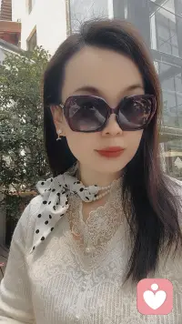在你心里住了一个金光灿灿的你，那个人爱你，想要你赢，蓬勃，快乐。我的意思，别辜负自己。配图