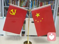 靠近有钱人  他不一定会拿钱给你  但你靠近认知高的人  ，他随便一句话就可能带你破局  ，所以一定要主动去链接那些思维层次更高的人  ，听君一席话，胜读十年书。