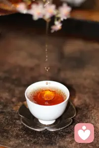 一壶清茶，浮沉之间，恰似人生百态。修习正念之后，慢慢学会与情绪共处。不必追赶生活，累了就停下来，喝杯茶，说说心事。有人倾听，便是心安。配图