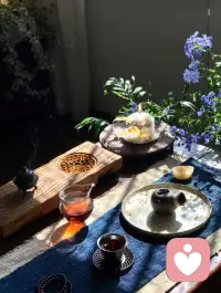 关系里90%的痛苦，来自「边界不清」你有没有发现，很多家庭一地鸡毛，跟钱多钱少、爱或不爱，关系都不大。

问题就出在一个地方：边界不清。

两口子过日子，什么话都当面怼，什么事都要掺和。今天翻旧账，明天不沟通。处着处着就从爱人变成了最熟悉的室友。

养孩子也一样。管多了他嫌你烦，跟你对着干；不管吧，你又觉得自己没尽到责任，心里愧疚。越想使劲，关系越拧得跟麻花似的。

还有那些亲戚。长辈插手你小家的日子，亲戚随随便便评价你家的事。你不好意思拒绝，最后只能委屈自己，一家人都跟着消耗。配图