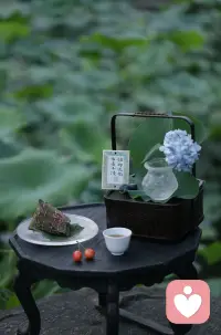 端午安康🌿
粽叶裹安稳，清茶抚心绪。
佳节恰逢闲时，愿你暂卸平日紧绷的疲惫，放下心头纠结执念。
不必强撑所有情绪，烦闷、心事、积攒已久的委屈，不必独自闷藏。
愿岁岁安稳，心绪安然，万事从容自在。配图