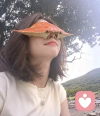 人在最艰难的时候，别老想着太远的将来，只要鼓励自己过好今天就好。 岁月静好是片刻，一地鸡毛是日常。 不去惊艳谁的人生，只温柔自己的岁月。落落大方，好好生活:望远处是风景，看近处才是人生。”配图