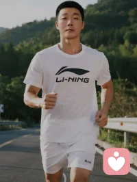 小时候在老巷子里淘得没边，逃学钻游戏厅，考卷偷偷塞砖缝，他爹拎着扫帚追他半条街，他梗着脖子喊：“你就这点本事，就会打我！”那时候他嫌爹窝囊，一辈子守着个修车摊，赚不来大钱，管他倒是严。
 
十八岁没考上大学，跟着同乡扎进南方电子厂。流水线一站十二小时，手指头肿得发僵，月底被扣了全勤奖，连碗加卤蛋的泡面都舍不得买。半夜蹲在宿舍楼道闷哭，接到他爹电话，还嘴硬说“啥都好，不用惦记”。挂了电话看见转账到账两千，备注歪歪扭扭写着“吃点好的”，他攥着手机蹲在地上，哭出了声。
 
二十五岁谈婚论嫁，彩礼钱愁得他满嘴起泡。回家撞见爹蹲在修车摊边，挨个给亲戚打电话陪笑脸借钱，手里捏着最便宜的散烟，鬓角白了一片。那天他没进屋，转头就去工地找了散活，扛瓷砖、搬水泥，肩膀磨得渗血也没跟家里提一句。
 
后来儿子出生，他抱着怀里软乎乎的小团子，忽然就懂了当年他爹的心情。
 
如今三十多岁的他，下班顺路给儿子带个炸鸡腿，回家主动帮媳妇摘菜做饭，每周雷打不动给爹妈打视频。不再跟人争强好胜，不再满嘴吹牛皮，钱攥得紧，花在家人身上却从不犹豫。
 
男人的成长从来都不是惊天动地的瞬间，是从被人扛着长大的孩子，慢慢活成了扛着整个家的大人。配图