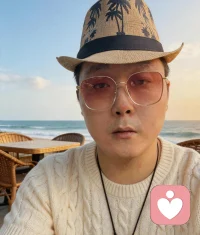 搭伙过日子的人，终究成了最熟悉的陌生人


不知道从什么时候开始，我们俩变成了住在同一个屋檐下的陌生人。
 
早上起床，你刷你的手机，我做我的早饭，除了盐放哪了孩子学费该交了，再也找不到第三句可说的话。吃饭的时候，桌子上静得只剩下碗筷碰撞的声音，以前总嫌你话多唠叨，现在连吵架都懒得吵了。
 
以前睡觉总要抱着你才睡得着，现在背对着背，中间隔着的距离能再躺一个人。你玩你的游戏到深夜，我刷我的短视频到凌晨，谁也不催谁睡觉，谁也不关心对方今天过得怎么样。
 
最可笑的是，外人眼里我们还是模范夫妻——一起接送孩子，一起走亲戚，逢年过节还能拍张全家福。可只有我们自己知道，关上门的那一刻，空气都凝固了。你嫌我啰嗦，我嫌你冷漠，明明睡在一张床上，心却隔了十万八千里。
 
买菜不问对方想吃什么，出门不说是去哪里，晚归也不会有电话催。以前吵架了摔门而出，回来还会带一份你爱吃的夜宵；现在摔门出去，走在大街上才发现，竟然连个可以去的地方都没有，兜兜转转还是得回来，然后两个人继续冷战，谁也不低头。
 
多少次想过算了吧，就这样散了吧，可一想到孩子，一想到这么多年的青春，又咬咬牙忍了。于是就这么耗着，耗到孩子长大，耗到双方都老了，耗到最后连恨都没有了，只剩下麻木。
 
其实我们都没有错，只是走着走着就散了，爱着爱着就淡了。当初那个说要陪你一辈子的人，最后变成了搭伙过日子的室友。最熟悉的陌生人，大概说的就是我们吧。
 
这世上最心酸的婚姻，不是吵架，不是打闹，而是明明两个人都在，却孤独得像一个人。配图