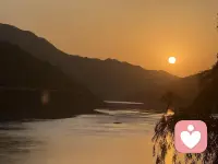 今晚，
不刷手机，不焦虑。
就安静地坐着，
听一听窗外的风，
闻一闻身边的香。
你不需要立刻变好，
只需要慢慢开心。配图