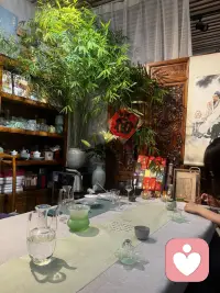 你将睡觉看得太重，夜晚便成了战场；
你将容貌太当回事，镜子就生出荆棘；
你将某个念头反复咀嚼，思绪就困成牢笼。
过分抬高一件事，就是执念的开始。配图