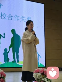 你好，我是你的倾听师

我是小希，一个和你一样，在生活里跌跌撞撞、又咬牙站起来的人。

我曾经以为自己很坚强：扛着30万的债务不敢说，一个人撑着、转着、拆东墙补西墙，直到信用卡逾期、催收电话响个不停。我以为保护家人就是沉默，可最后，我还是崩溃了。

我和爱人冷战过，一个星期不说话，他吃我做的饭，却不看我一眼。我每天如常做饭、送孩子、留灯，他在房间，我在客厅，空气像冰。

那段日子，我哭过很多次，问过自己：“是不是我不值得被原谅？”

后来我明白了——不是不值得，是太害怕失去，才用错了方式。

正是这段经历，让我决定成为一名倾听师。因为我懂那种“不敢说”的恐惧，懂那种“说了怕被抛弃”的卑微，也懂那种“明明在一起，却像隔着一堵墙”的孤独。

我不会教你怎么做，也不会替你判断对错。我会安静地、全然地听你说——说你的委屈、你的害怕、你的不甘，或者说你很久没有对人说过的“我好累”。

我的擅长：

· 情感冷战后的修复与自我重建
· 经济压力下的焦虑与隐瞒后的坦诚
· 亲密关系里的“不敢说”与“怎么说”
· 育儿与自我照顾之间的平衡困境

我的承诺：

· 不评判，不打断，不说“你应该”
· 你哭的时候，我递纸巾；你说的时候，我只听
· 我们的对话，只有你我知道

你不是一个人。如果你也在一段关系里感到窒息、内疚、不知所措，我在这里。配图