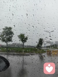 【等待】有一则拆字游戏这么说的：你想见到一个人的成长，就去寺庙吧。因为等待都有一个寺庙的“寺”字。寺庙不是修行的地方吗？对呀，等待就是最大的修行。允许至亲撞南墙，目送挚爱走弯路，静观知己踩深坑。这是人这一辈子，最难的修行之一。因为一个人的觉醒和成长，1%靠提醒，99%靠南墙。你以为你是拉了他一把，但很可能是帮他绕开了一个本可以好好成长的机会。而从时间更长的维度来看，你帮他解决的问题，会以另外一种形式把课题重新丢给他，反反复复。实际上，他若不能承载痛苦，自然会做出改变；如不改变，说明是他能承受的。而我们能做什么？就是当他摔得鼻青脸肿的时候，递上敷伤的良药，而非指责的刀刃。舍得让自己爱的人受苦，这是多么难的修行。配图