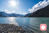 世界太吵，我负责倾听，你只管倾诉，我在这里等你。配图
