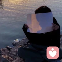 倾听师并非是心理学家，而是愿意无条件共享坏心情和情绪的一群人，倾听师更不是导师，没有所谓的大道理，而是和你融为一体，一起去面对未知的明天，只要你需要，只要你想诉说，我一直都在。晚安，朋友们。配图