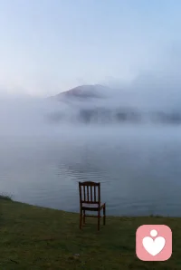🌫️ 无论你现在心里有多乱，
这里永远有一把椅子，为你空着。
不需要解释，不需要表演，
只管来，坐下来，把心里的风暴说出来。
我不会走开，也不会打断，
只是安静地听着，陪你一起面对。
你不是一个人。
今天的你，值得被温柔对待。