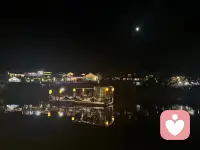寒窗十余载，就像农人悉心打理一方菜园。从播种育苗，浇水除草，到防风吹，耐日晒，一天天俯身耕耘，半点不敢松懈。
 
平日里啃书本，练考题，如同给菜苗松土施肥，把知识一点点扎根进心底。一次次模考复盘，好比打理枝叶，剔除杂芜，让功底愈发扎实。如今走上高考考场，便是到了收获的时节，满园青苗长势正好，个个精神抖擞。
 
在座的少年才女，都是这片沃土养出的好苗子，身上藏着朝气与才干，未来皆是能撑起一方天地的栋梁。放平心神从容落笔，只管把多年积累尽数展现。
 
愿大家旗开得胜，不负朝夕耕耘，奔赴闪闪发光的前路！配图