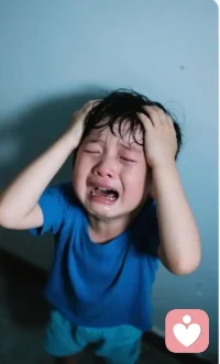 被夸羞耻症：被夸羞耻症，心理学上称作“冒充者综合症”是指个体对自己的的成就持怀疑态度，而归因于外部因素。当感觉自身努力与现在成就不符时，人们往往会害怕接受赞美。基背后原因可以源于童年经历：1缺乏被肯定，常被否定的孩子易形成低自尊，成年后接受赞美时会感到不真实。2赞美与条件绑定，如仅在成绩优秀时才获得父母的赞扬，这也可能加剧这种现象。配图