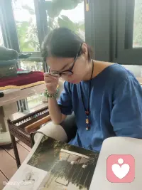 我曾经也以为，当妈妈就是“我为你好”这句话说够一万遍。

直到有一天，孩子把门“嘭”地关上，我才发现——我把他越推越远。那一刻，我真的觉得自己是个失败的妈妈。

后来我开始改变。我开始学会闭嘴，学会先听他说，而不是急着给建议。我发现，孩子不需要我帮他解决问题，他只需要我能听懂他。

我用一年时间学会了这件事。现在我把它变成一份倾听师的工作，在树洞里听更多妈妈把说不出口的委屈说出来。

如果你也在为孩子沉默而心碎，来树洞找我。不用化妆，不用伪装，想说就说，不想说我陪你安静待着。我一直都在。