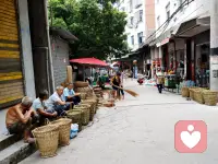 昨天出差，在一个山里的养心谷，
负责人说：“我们这里还有一所特殊学校。”
我一开始以为是特长教育，或者什么创新实验。
走进去，才发现——
那里的“特殊”，是社会给的标签。
“问题少年”，“不良行为”，“难管的孩子”。




我们到的时候，教官正带着他们做俯卧撑。
迷彩服，一板一眼，口号很响。
孩子们一个个咬着牙，脸上写满了“我不在乎”“你们谁也别想管我”。
可你知道吗——
那些最不可一世的脸上，
我反而看到了最深的委屈。
那种“反正你们都认为我是坏孩子，那我就坏给你看”的狠劲，
其实是在说：
“你们能不能，先别急着评判我？”

站在那里，我心里特别疼。
他们不是天生的“问题少年”。
他们是被误解、被放弃、被一次次按进“坏孩子”模具里的——
普通孩子。




青春期的叛逆，到底是什么？

第一，不是“变坏”，是“大脑正在拆房子”。
青春期孩子的大脑，杏仁核（情绪中枢）已经像个跑车一样轰鸣，
但前额叶皮质（理智、自控、长远规划的“刹车系统”）要到25岁才能装好。
所以他们的愤怒、冲动、对抗——不是故意气你，是真的刹不住。

第二，“不可一世”的外壳底下，是极度渴求“被当成大人”。
青春期核心任务是什么？建立“自我同一性”——我是谁？我有没有价值？
如果你总把他当小孩教训、控制、否定，
他唯一的反抗方式就是：“那我就用你最讨厌的样子，来证明你管不了我。”
那不是坏，那是求救。

第三，所有“问题行为”，都是未满足的心理需要变形了。
不被倾听 → 用嘶吼和摔门来让别人听到；
不被尊重 → 用挑衅来争取哪怕一秒的“我有力量”；
不被接纳 → 用“我不在乎”来提前防御伤害。
他们不是在攻击你，他们是在保护那个已经千疮百孔的自己。




所以我在想——
这些孩子缺的是什么？
不是更狠的教官，不是更贵的特训学校。
他们缺一个不审判的成年人，
缺一把能帮他们把“情绪的洪水”渡到对岸的桨。


没有人应该被“纠正”，他们需要的是 “被理解，被看见”。
从被否定→被看见，
从对抗→信任，
从“我是坏孩子”→“我也有光”。
