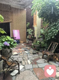 听雨——等你

进驻平台差不多一周了。今天第一次接单，早上接了两单，挺开心的。下雨了，我在工作室的小院听雨，等接单，等待聆听您的故事！配图