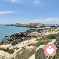 我们很多的烦恼不顺，痛苦，失败甚至抑郁只和三个字有关叫“不接受”，我不接受穷困潦倒的现状，我不接受考试的失利，我不接受他比我更优秀，我不接受爱人的背叛，我不接受亲人的离去。我不接受年纪轻轻的就身患绝症等等。

但我们忽然发觉了一个非常重要的点：凡是你不接受的东西，都是当下你无法改变的客观事实!所以你一直在对抗，抱怨，哭诉，委屈和不甘心。

这就是未觉醒之前的我们的样子，但我要告诉你的是这样子只会让你掉进深渊，越陷越深。你永远看不到彼岸在哪里？你会永远迷失在苦海无涯之中。

接下来请和我一起停止对抗与生命合一。

那什么叫生命合一？接受你无法改变的，甚至是享受你改变不了的，然后去改变你可以改变的!

这句话有点绕，但是却深刻的为我们揭开了生命的第一道密码：先臣服，再创造!

举例来说：当你因为一场意外躺在医院的病床上，此刻大部分会怎么做？两个字：对抗!为什么我这么倒霉呀？为什么我的命这么苦啊？我接受不了，好痛苦，好难受呀。

那么与生命合一该怎么做呢？生病就是生病，这个客观事实 我无法改变，那我就接受，甚至享受这场医院的体验，去看看人间疾苦，然后去改变我可以改变的，安心养病，以积极的心态配合治疗，这就是创造条件了!

你看前后两者的痛苦感和命运一定是不一样的。再比如堵车的时候，大部分人的表现也处于一种对抗的态度：烦躁，抱怨，摁喇叭，甚至破口大骂，然而有用吗？没用!堵车是客观事实，你飞不过去，既然飞不过去，那就接受，然后去改变你可以改变的，比如听首歌，放松一下劳累的自己，想想工作的规划，甚至戴上耳机听听课。这就是你在创造条件了。

如果每个人的生命能量是100分的话，很多人或许要拿出来80分，用来对抗这些无法改变的事实，用痛苦，烦恼，焦虑，抑郁来内耗掉。

仅有20分的能量是用来真正的创造。所以很多人为什么总是不如意？答案就在这里。

你总是把能量都用来消耗在对抗那些你无法改变的客观事实上 然后又因为对抗生气的情绪，又消耗掉很多的能量。

最后真正用来创造和产出的能量少之又少。人就是一团能量啊，你拥有的一切财富，幸福，健康美好，都是你用能量转化而来的。

可是你都没能量了，还转化什么？以后的日子里真诚的希望你停止对抗与生命合一。配图